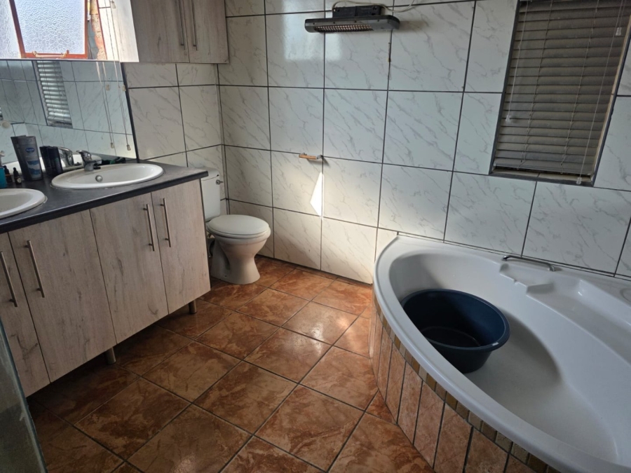 5 Bedroom Property for Sale in Bridgeton Western Cape